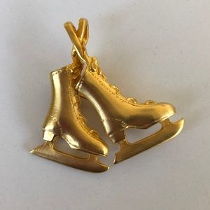 ❄️ charming  ice skates vintage brooch ❄️☃️